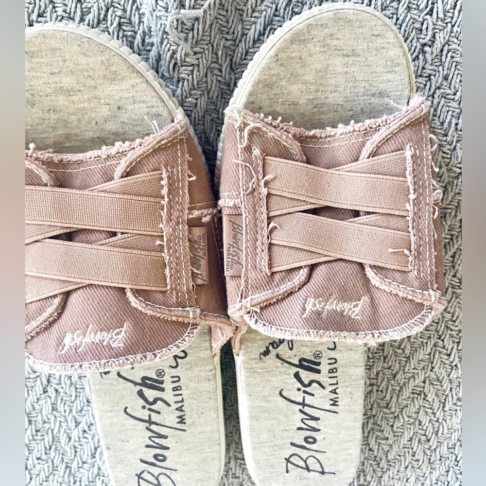 NWOT Women’s Blowfish slip on shoes.